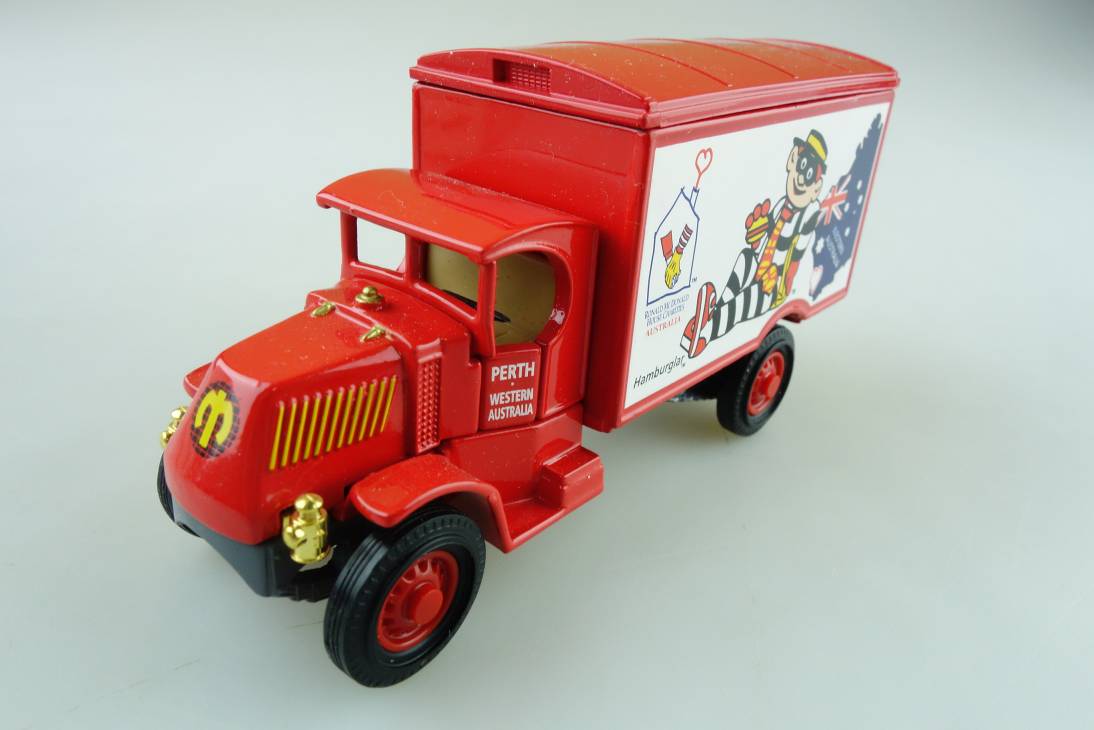YCH06 1920 Mack AC Lkw Ronald McDonald - 47154