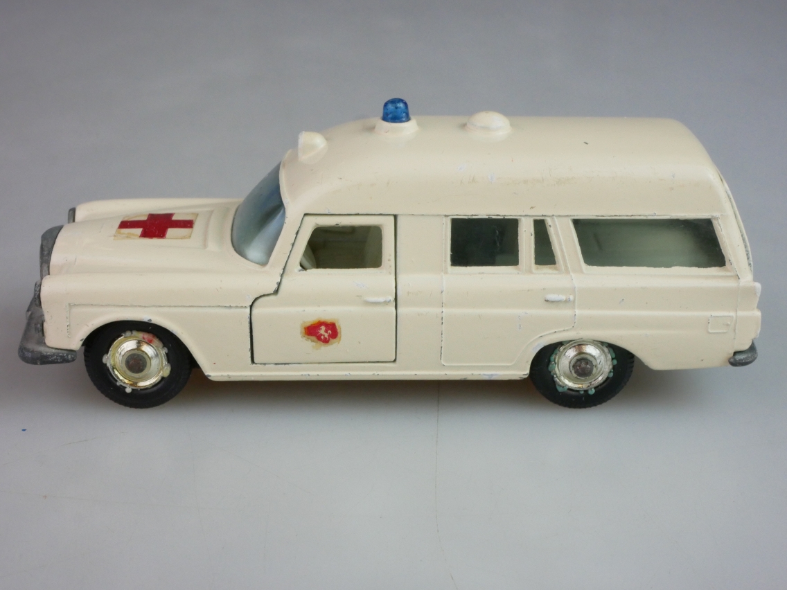 K-06B Mercedes Benz 'Binz' Ambulance - 81156