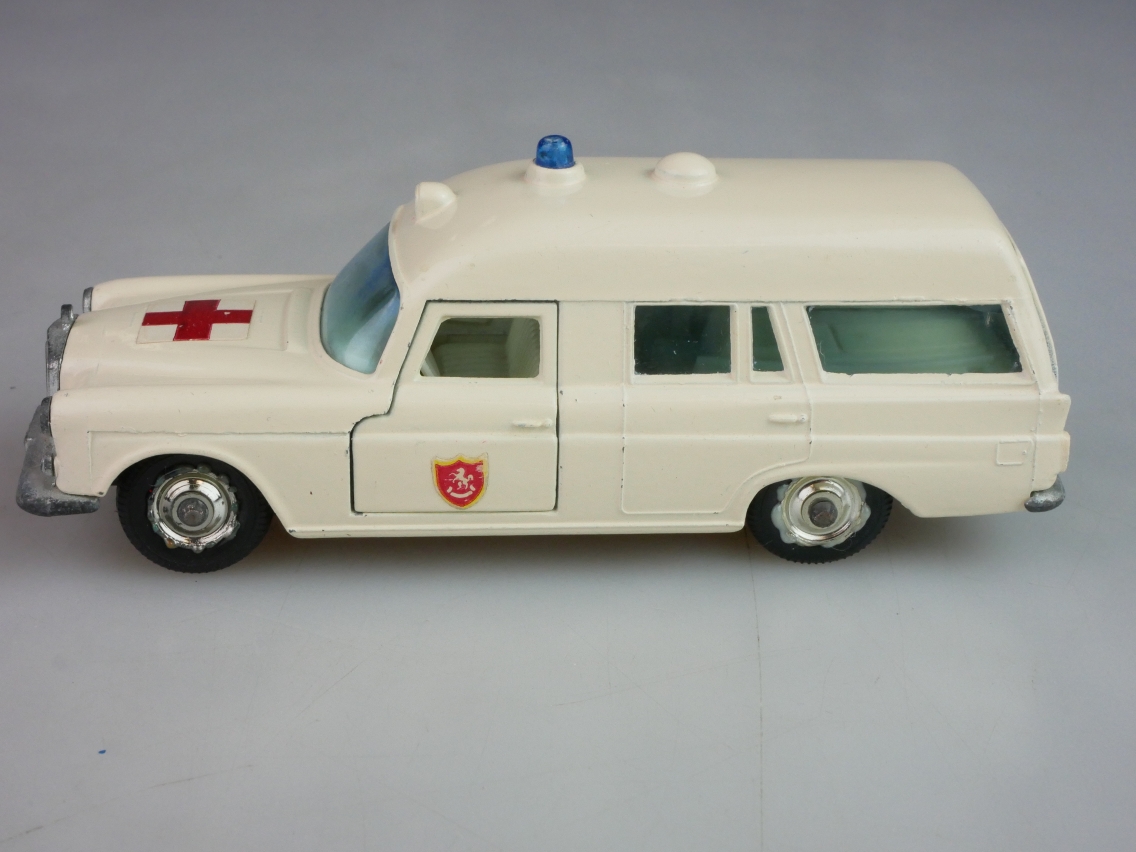 K-06B Mercedes Benz 'Binz' Ambulance - 81157